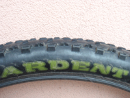 Pláště Specialized Ground Control 26x2.30 a Maxxis Ardent 26x2.25