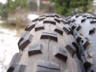 Pláště Specialized Ground Control 26x2.30 a Maxxis Ardent 26x2.25