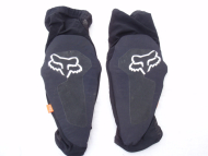 Minimálně jeté chrániče Fox Knee Guard Black Enduro D30