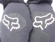 Minimálně jeté chrániče Fox Knee Guard Black Enduro D30